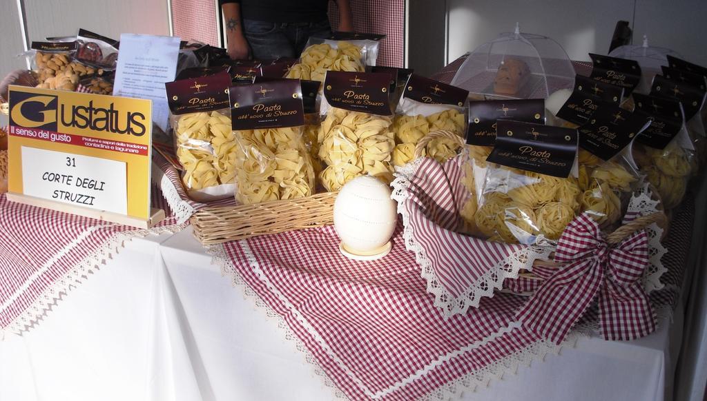 B&B Corte Degli Struzzi Pescia Romana Buitenkant foto